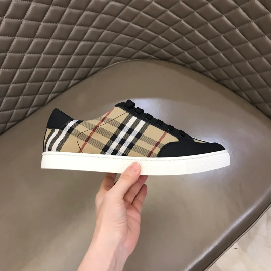 p360 "BURBERR*" men's classic low-top sneakers are reinterpreted in Vintage checkered cotton and matte calfskin, decorated with a new brand logo. First-layer sheepskin lining, embossed Burberry logo on the heel, and original TPU outsole! Size: 38-44